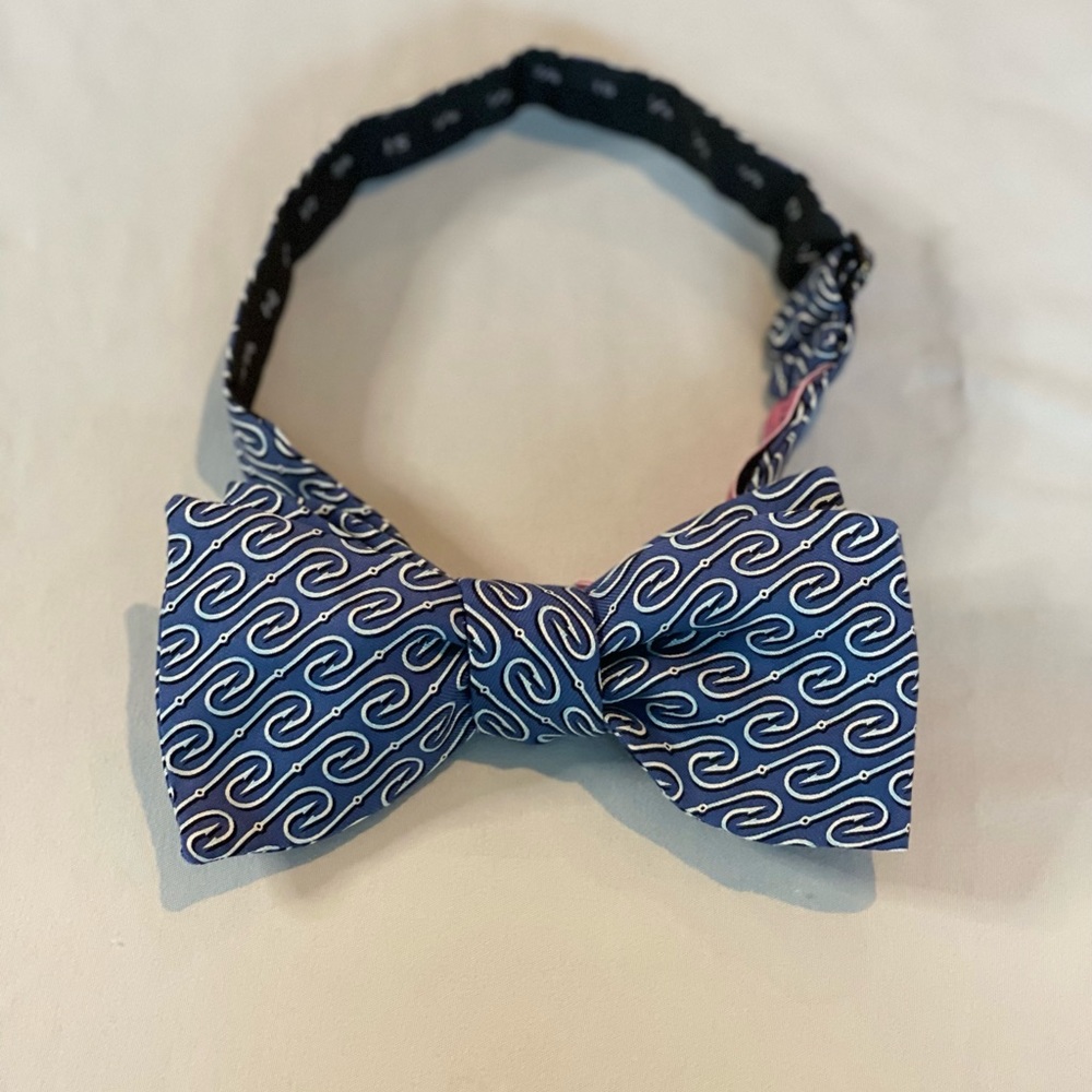 Vineyard Vines fish hook bow tie